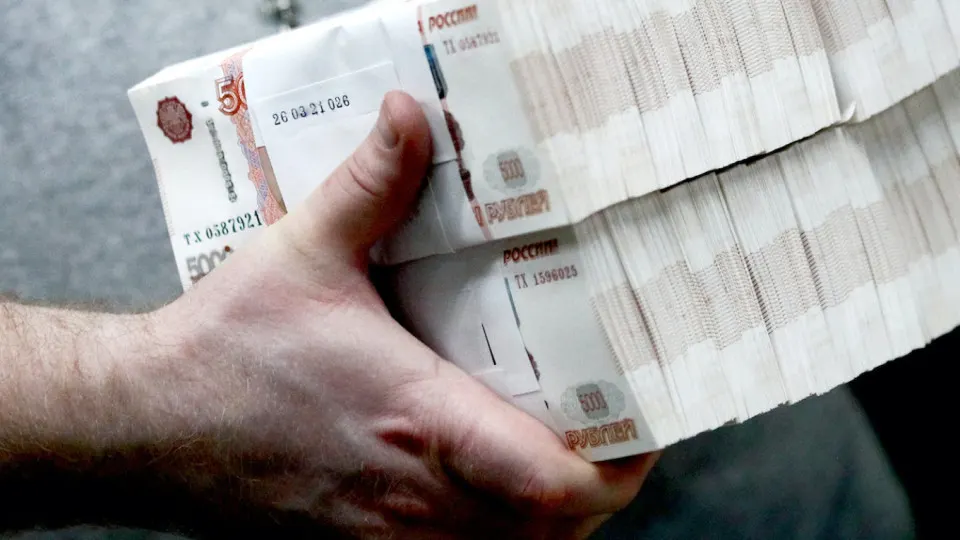В банке фиксируют усиление спроса на наличные: россияне и бизнес переносят расчёты в «кэш» из‑за перебоев с интернетом и опасений по налогам. Центробанк ужесточил контроль за операциями с наличностью.