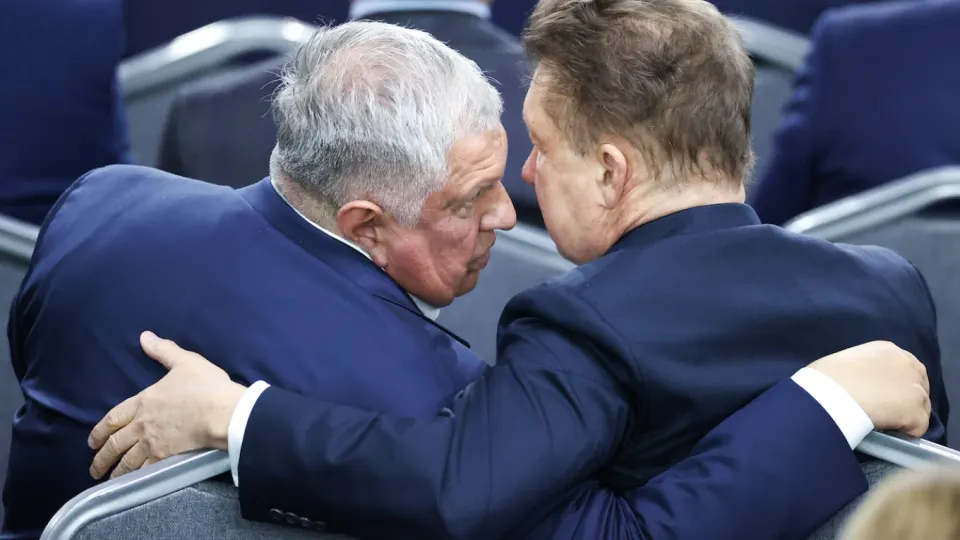 Индекс российских нефтегазовых акций опустился до уровня марта 2023 года: бумаги крупнейших компаний дешевеют на фоне укрепления рубля, ударов дронов по НПЗ и падения мировых цен на нефть.