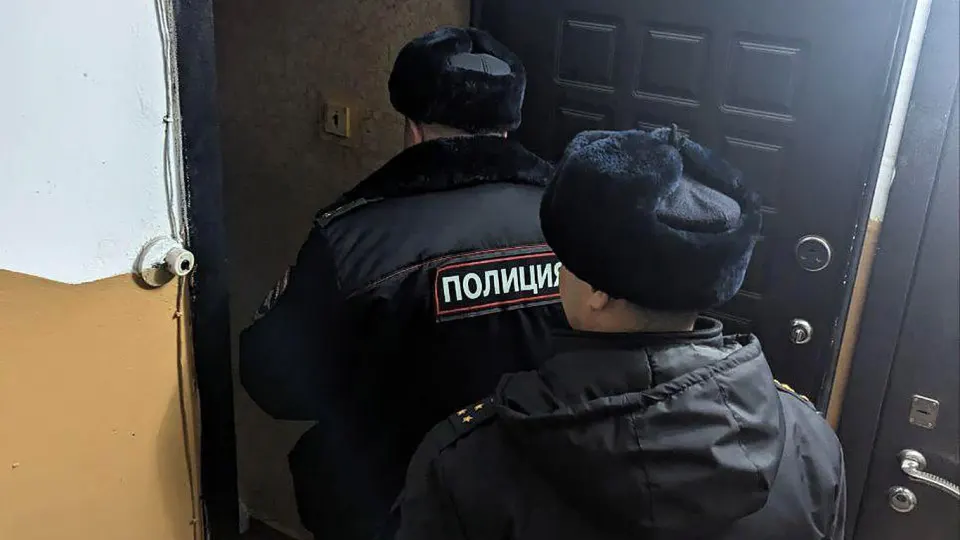 Новый закон вводит заочный механизм привлечения россиян, проживающих за границей, к административной ответственности и позволяет накладывать обеспечительные меры на их имущество в России. Документ вступит в силу 1 сентября 2026 года.