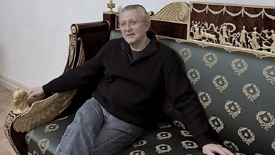 Ранним утром прошли обыски в загородном доме и офисах Трабера в Ленинградской области и Санкт-Петербурге. Причины задержания пока не раскрывают. Трабер известен как владелец крупной портовой группы и знакомый Владимира Путина.