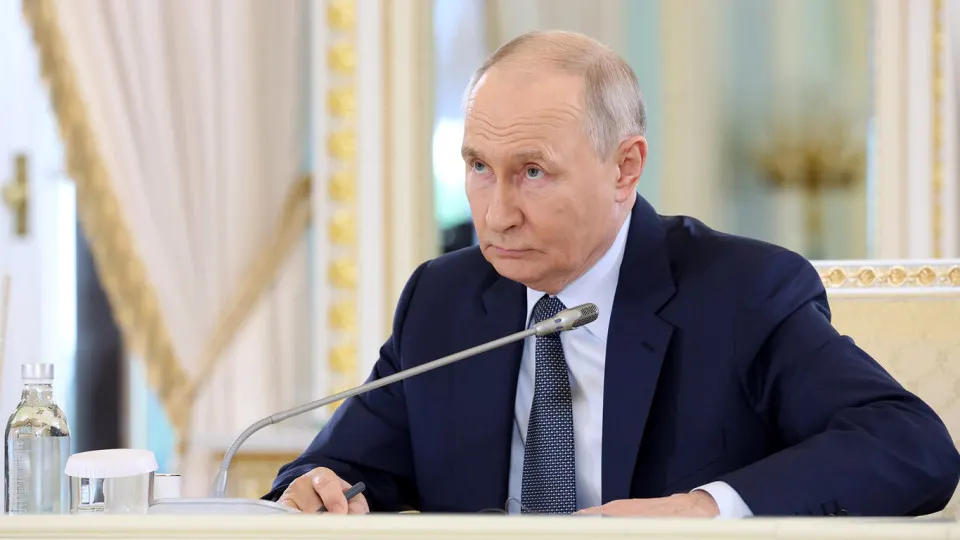 Президент утверждает о крупном расширении контролируемых Россией территорий; независимые подсчёты показывают обратную динамику — потери площадей в последние месяцы и минимальное продвижение с декабря по май.