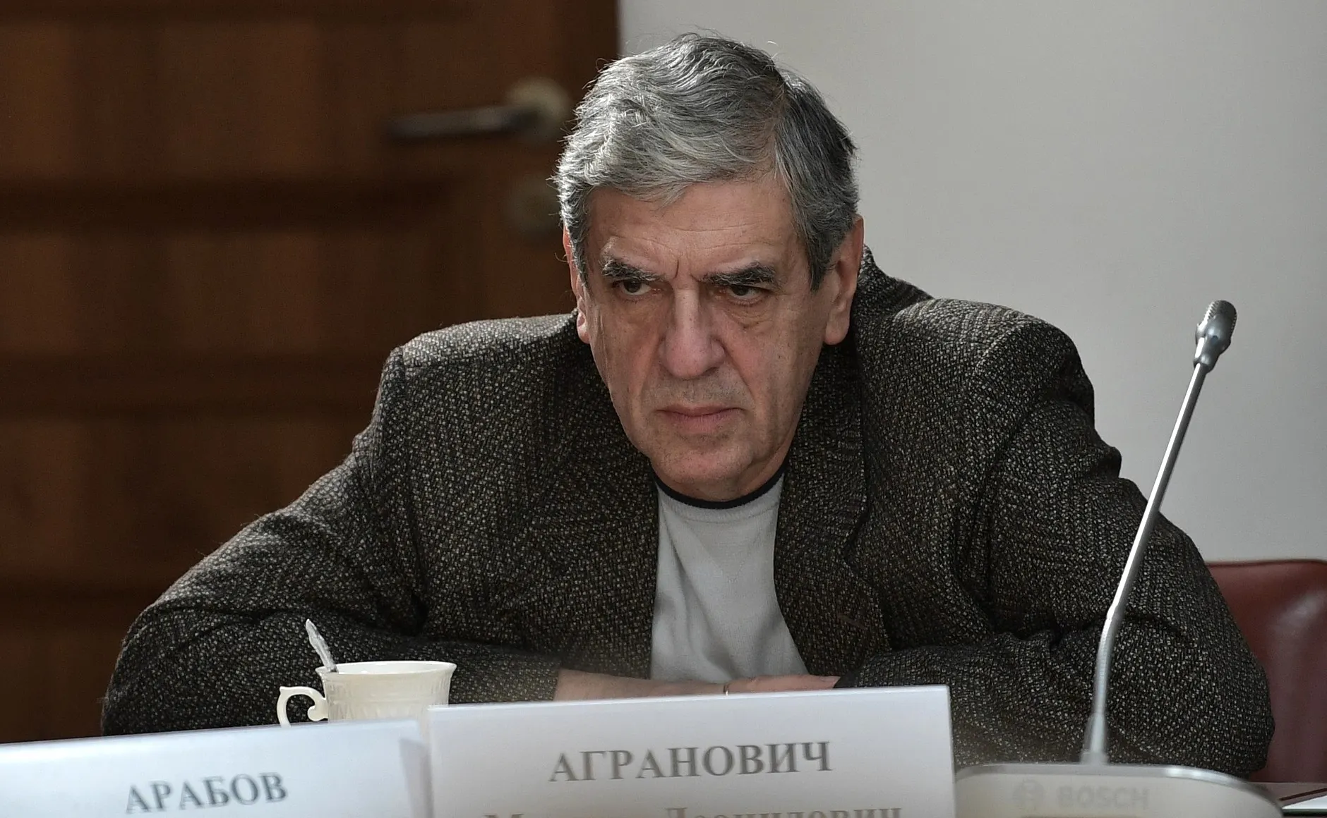 Операторский факультет ВГИК объявил набор в специальную группу мастерской Михаила Аграновича: бесплатное обучение с 2027 года для тех, кто подпишет годичный контракт с Минобороны на службу в войсках беспилотных летательных аппаратов. Сообщают о предоставлении места в общежитии, статусе ветерана боевых действий и других льготах. Ранее схожие программы анонсировали и другие вузы; правозащитники предупреждают о возможных злоупотреблениях при вербовке студентов.