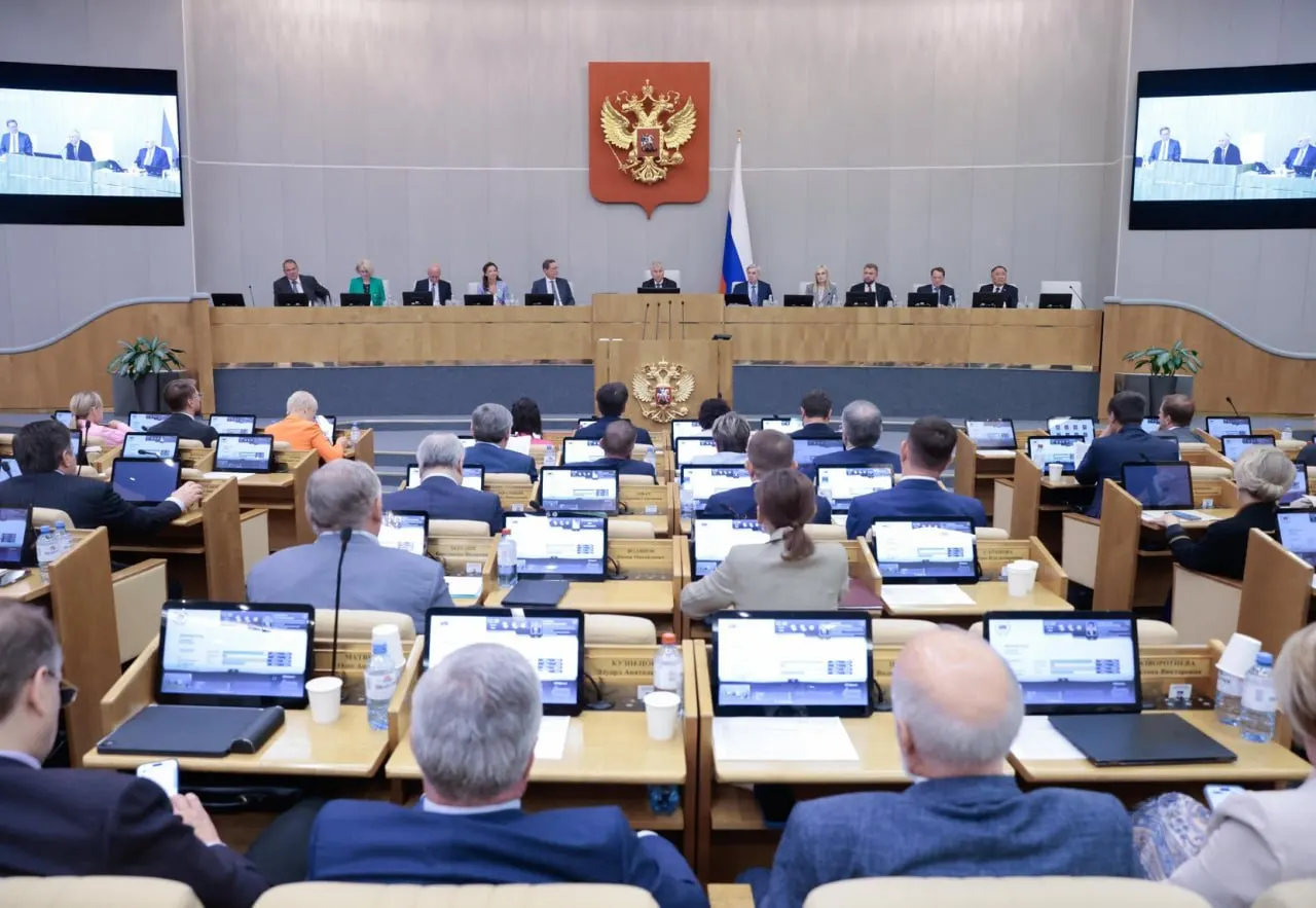 Анализ законодательной деятельности показывает: парламент одобряет 84% правительственных и 99% президентских законопроектов, тогда как «депутатская» проходимость едва превышает 25%. Это смещает центр принятия правил в пользу кабинета министров.