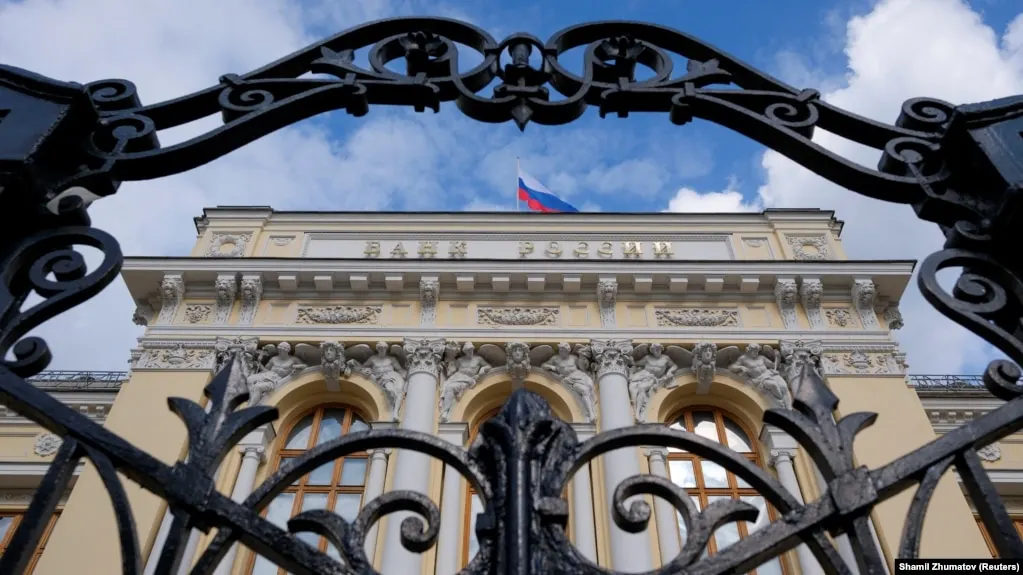 Банк России в обновлённом среднесрочном прогнозе снизил оценки роста экономики на 2026 год (0–1% вместо 0,5–1,5%) и повысил прогноз инфляции до 6–7%. Регулятор также обновил оценки по бюджетному дефициту и ключевым внешнеэкономическим параметрам.