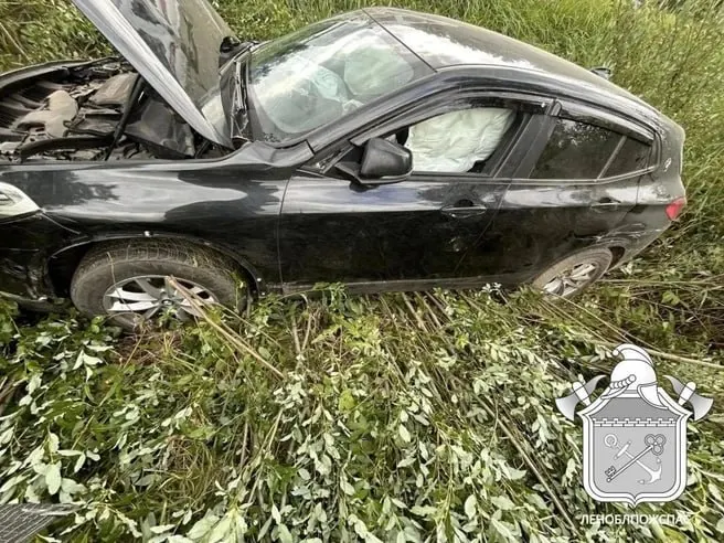 На Мурманском шоссе в Ленинградской области произошла авария с участием BMW и Hyundai. Одного водителя увезли в больницу, местонахождение и состояние водителя Solaris уточняются — спасатели на месте его не обнаружили.