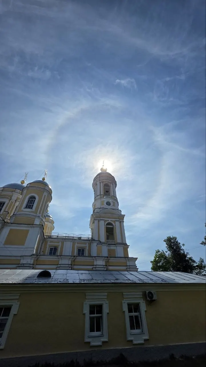 На Петроградской стороне сфотографировали гало — световой круг в небе, обусловленный преломлением света в ледяных кристаллах высоких перистых облаков.