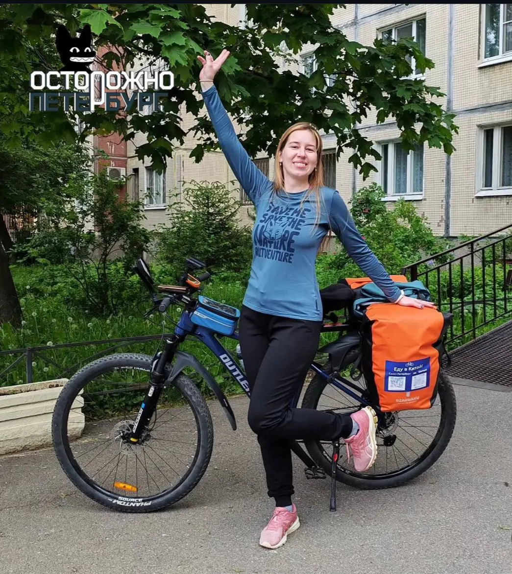 Она начала маршрут из Петербурга в Шанхай — около 12 тысяч километров. За месяц доехала до Тюмени, иногда переживает непогоду и принимает помощь от неравнодушных людей; на подъезде к Чебоксарам упала и получила трещину в руке, но не сдалась.