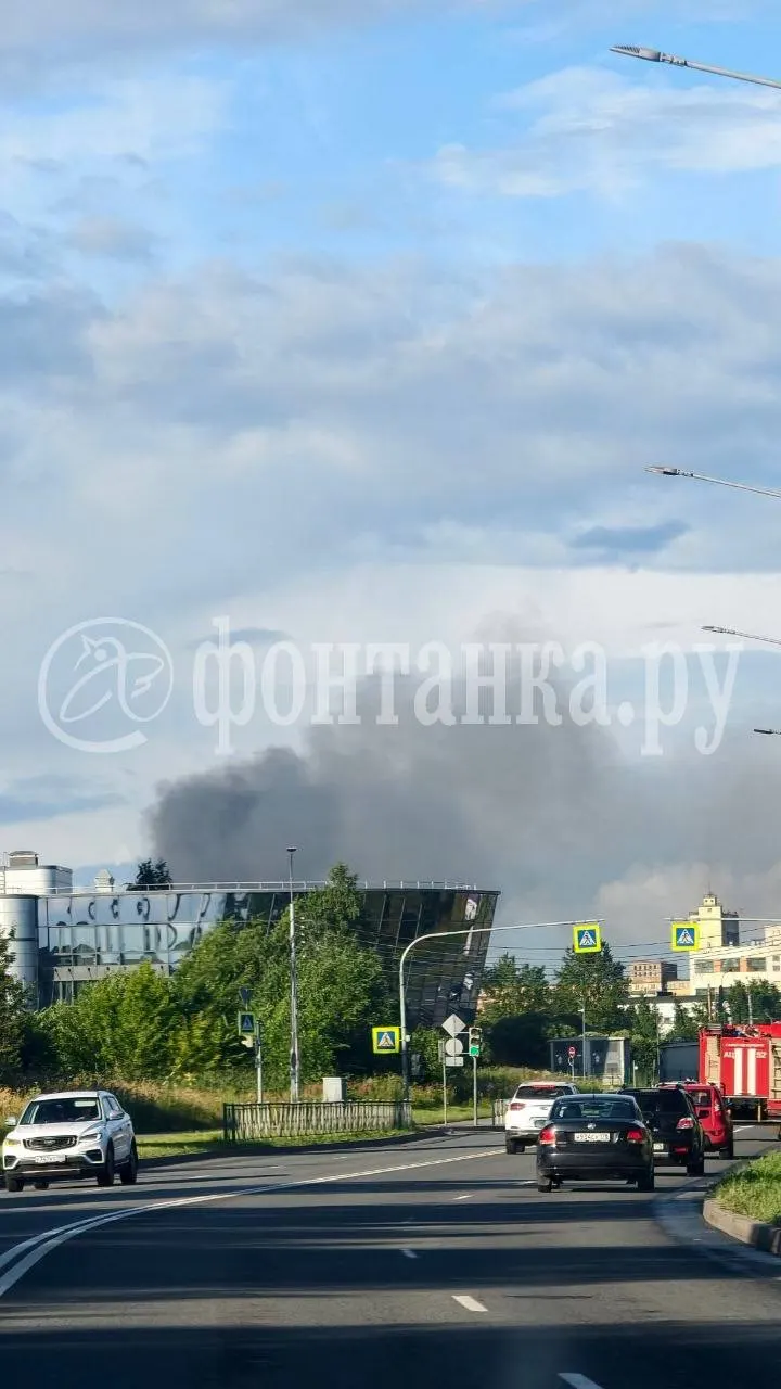 В промзоне на Софийской горит ангар — огонь охватил около 500 кв. м. Пожару присвоили ранг 3, пострадавших нет, на месте работают МЧС и спецтехника.