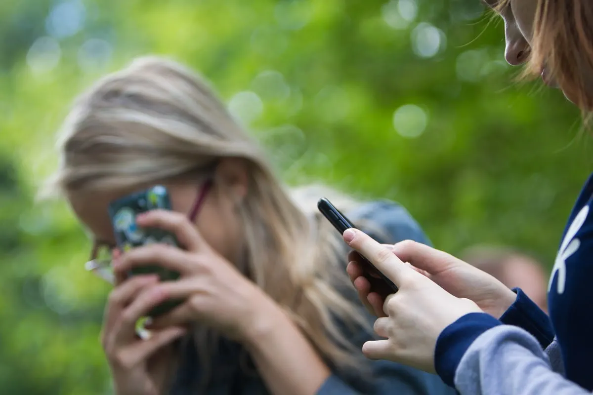 Закон вводит механизм, при котором оператору можно сообщить, что SIM‑карта используется ребёнком: ей присвоят статус, ограничивающий контент 18+ и международные звонки; операторы обязаны будут бесплатно подключать родительский контроль.