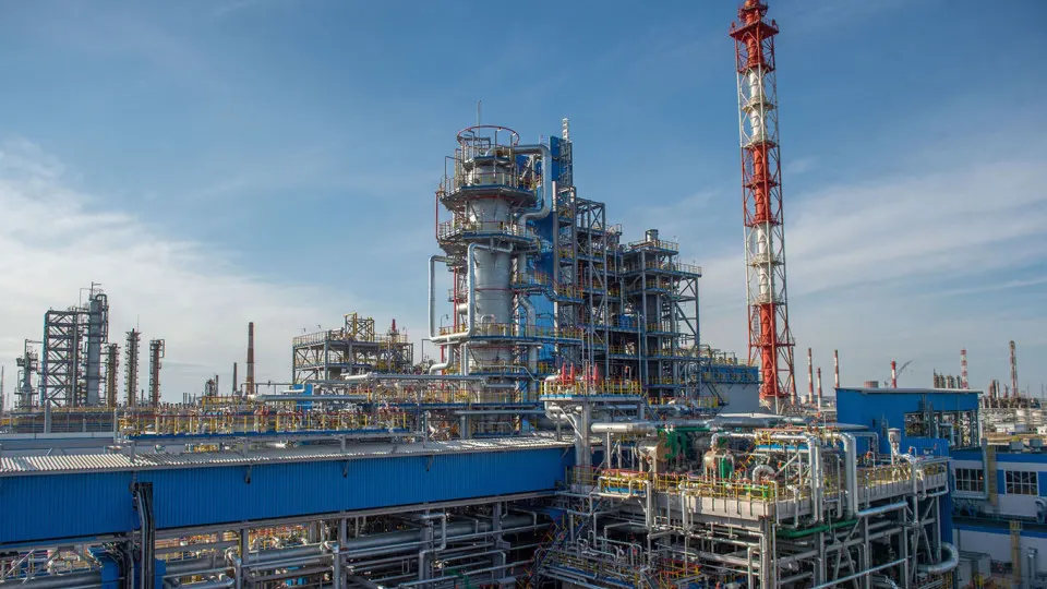 Атака беспилотников 14 июля повредила ключевые установки крупнейшего нефтехимического завода; остановлены обе установки первичной переработки, восстановление может занять недели или месяцы, дефицит нефтепродуктов в стране вырос.