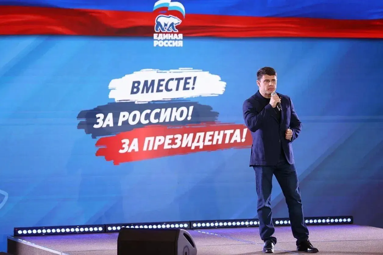 Глава комитета Госдумы по информационной политике из Санкт-Петербурга указал приобретение шести участков на 985,22 млн руб.; сделки совершены в июне 2025 года, расходы заметно превышают задекларированные доходы семьи.