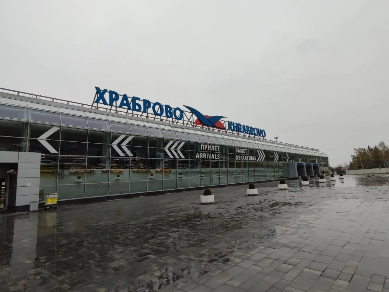 В калининрадском аэропорту Храброво к утру понедельника задержаны или отменены 30 рейсов из‑за ограничений на полёты в Ленинградской области; возможны задержки от 30 минут до двух часов.