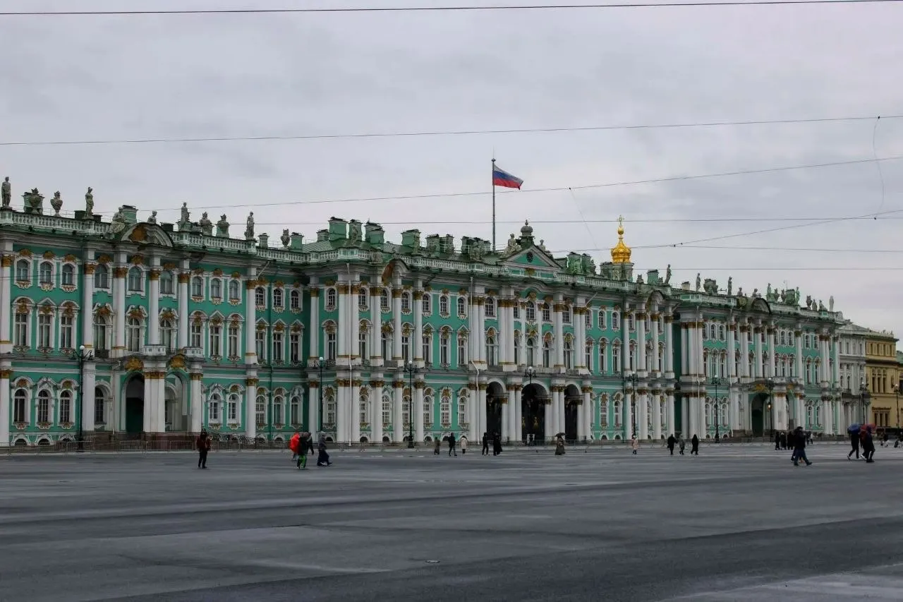 С 14 июля дневной билет будет стоить 1 200 ₽, вечерние — от 500 до 700 ₽. Льготные билеты останутся без изменений.