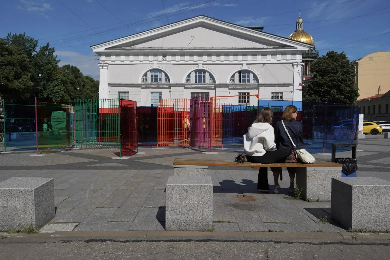 Инсталляция бразильского художника Роммуло Вьейра Консейсана установлена у Манежа в Санкт-Петербурге; экспозиция будет доступна до 27 сентября, 30 июля пройдет встреча с автором.