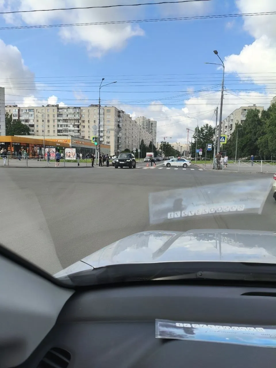 По словам местных жителей, дрон упал около 04:30 между домами №19 и №20. Аппарат не взорвался, некоторых жильцов эвакуировали, в других парадных запретили выходить.