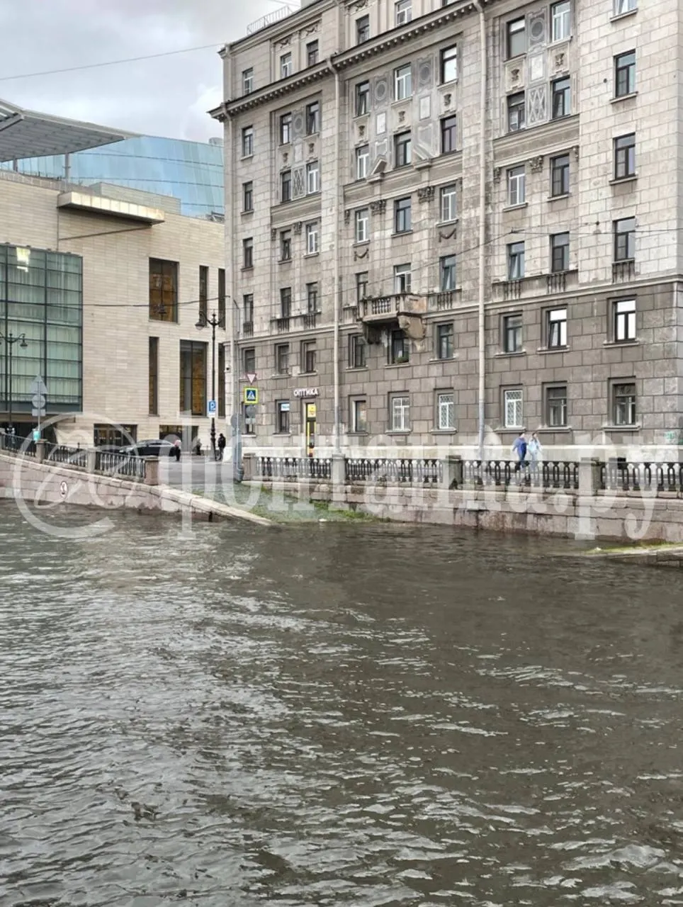 В районе Крюкова канала зафиксировали смерч (или облако-хобот), прошли сильные дожди, местами наблюдались подтопления. Будьте осторожны на воде и у набережных.