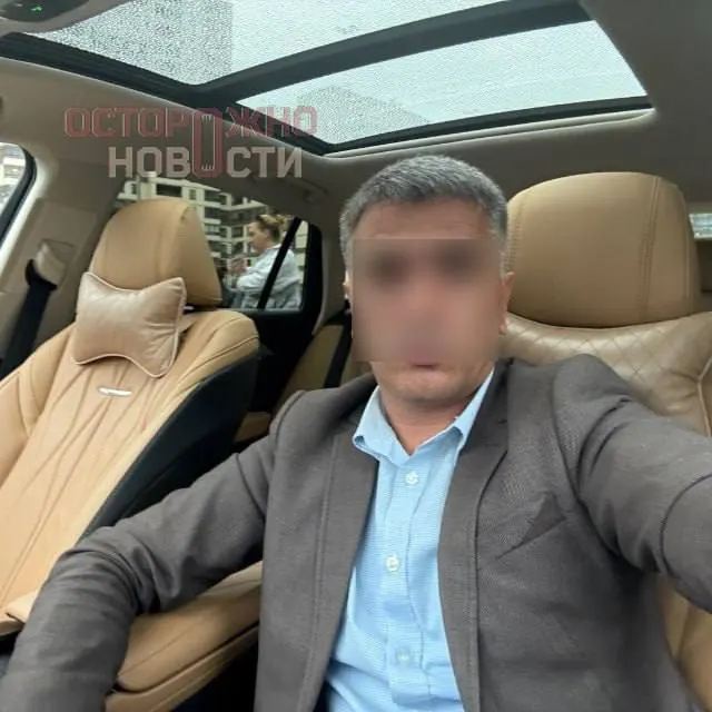 Петроградский районный суд поместил под домашний арест 40-летнего мужчину, обвиняемого в нанесении ножевого ранения после конфликта в очереди на автозаправке; обвиняемый вину не признаёт.