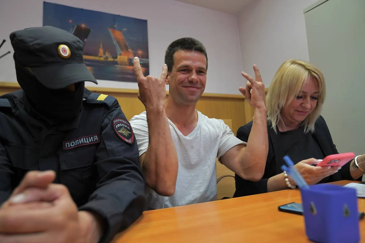 Градозащитника задержали и привезли в суд: ему вменяют демонстрацию экстремистской символики по ст. 20.3 КоАП, что грозит штрафом или арестом и может помешать участию в выборах в Заксобрание.