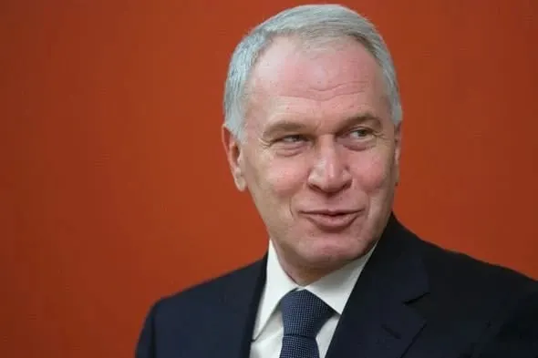 Юрий Ковальчук получил орден III степени «За заслуги перед Отечеством» за вклад в социальные проекты, сохранение культурно‑исторических ценностей и благотворительную деятельность. Ранее он уже был удостоен ордена IV степени; его состояние оценивается примерно в $2 млрд.