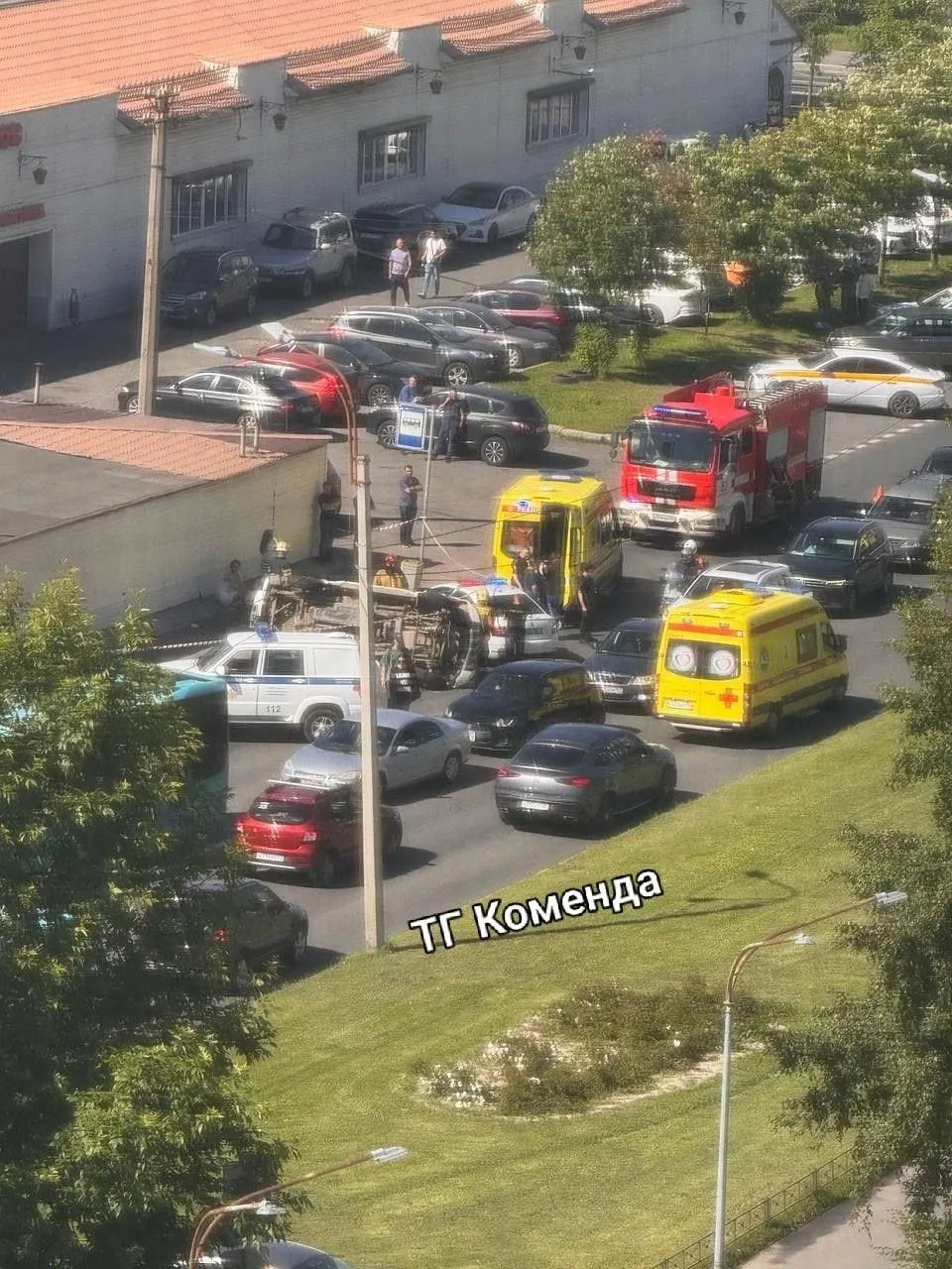 У дома №25 на Планерной 26‑летняя водитель Hyundai Solaris при развороте не уступила дорогу патрульному автомобилю. Двое полицейских госпитализированы, проводится проверка.