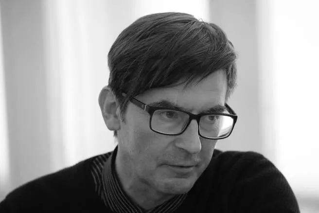 В Санкт-Петербурге на 67‑м году жизни умер журналист и телеведущий Сергей Шолохов. О смерти сообщил его пасынок; семье предстоит объявить дату и место прощания.