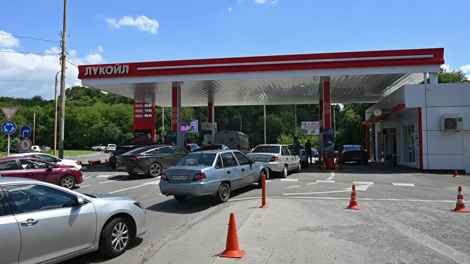 Цена белорусского АИ‑92 для поставок в РФ за неделю выросла на 6%, дефицит топлива усиливается на фоне снижения производства и сложностей с логистикой и санкциями.