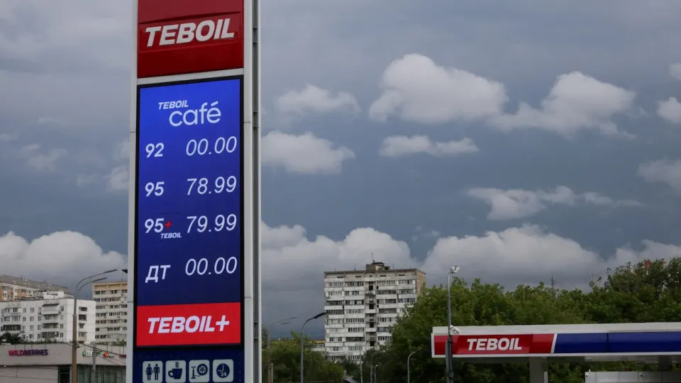 Власти перенаправляют топливо в столицу, в ряде регионов вводят ограничения на АЗС. Производство топлива и переработка упали, что приводит к нехватке в сотни тысяч тонн в месяц.