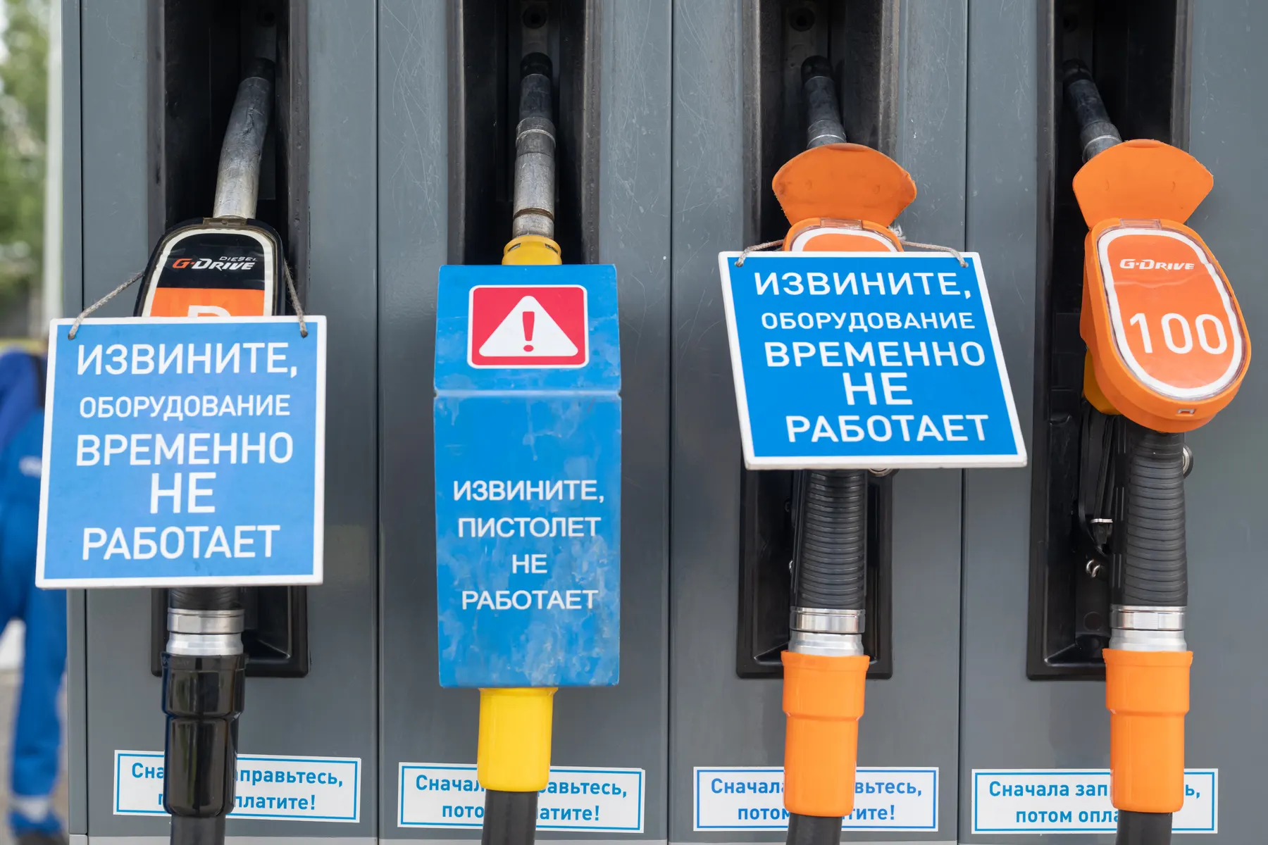 Антимонопольное ведомство проводит проверки в нескольких регионах, расследует признаки картельного сговора на оптовом рынке бензина и усиливает контроль из‑за сокращения переработки нефти и дефицита топлива.