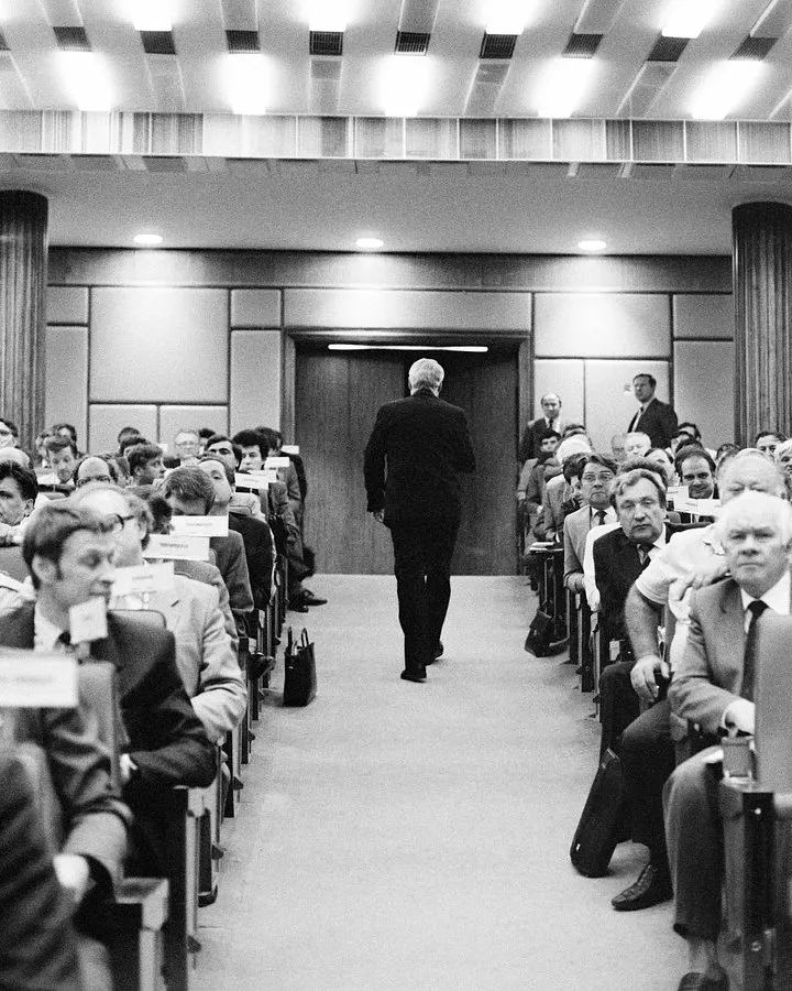 В июле 1990 года 28-й съезд КПСС в Москве прошёл на фоне острых политических столкновений: впервые прозвучали требования снять лидера партии, Борис Ельцин объявил о выходе из КПСС, а съезд утвердил изменения, фактически лишившие КПСС статуса единой общесоюзной партии.