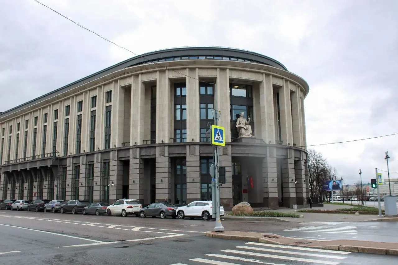 Смольнинский районный суд Санкт‑Петербурга арестовал депутата Законодательного собрания Ленинградской области Ивана Апостолевского на десять суток из‑за публикации 2018 года. Защита называет решение политически мотивированным и указывает на двойные стандарты.