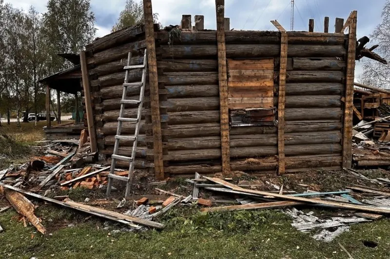 При разборке старого магазина в деревне Лукнинская обнаружили хорошо сохранившийся сруб Успенской церкви. Радиоуглеродный анализ показал, что часть бревен датируется XV–XVII веками; краеведы предупреждают о необходимости срочной консервации.