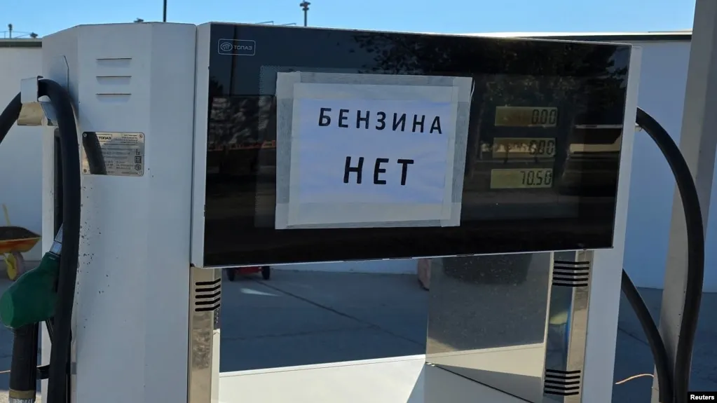 По данным Росстата, за 23–29 июня 2026 года в Севастополе зафиксирован рекордный недельный рост цен на бензин — порядка 30%. На фоне дефицита горючего в ряде регионов цены и ограничения продажи сохраняются.