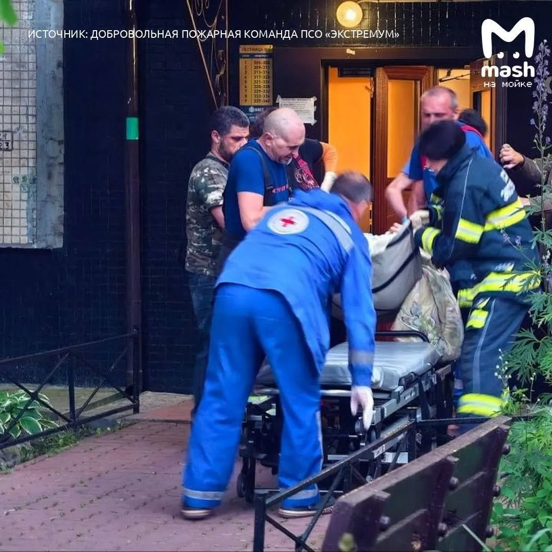 Родственники вызвали спасателей: мужчину с ожогами лица, шеи и груди извлекли и передали бригаде скорой помощи.