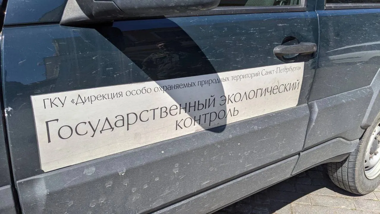 У входа в зоопарк уличные фотографы предлагают платные снимки с животными — это причиняет им стресс и часто сопровождается жестоким обращением. Зоопарк просит не давать денег и рассказывать об этом другим.