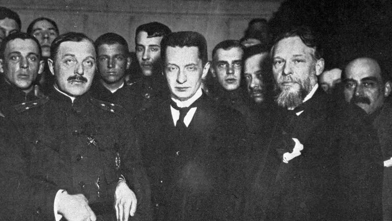 Керенский быстро сосредоточил в своих руках ключевые министерские посты и пытался удержать власть в условиях политического и экономического кризиса, но внутренние конфликты и требование военной диктатуры ослабили позицию правительства.