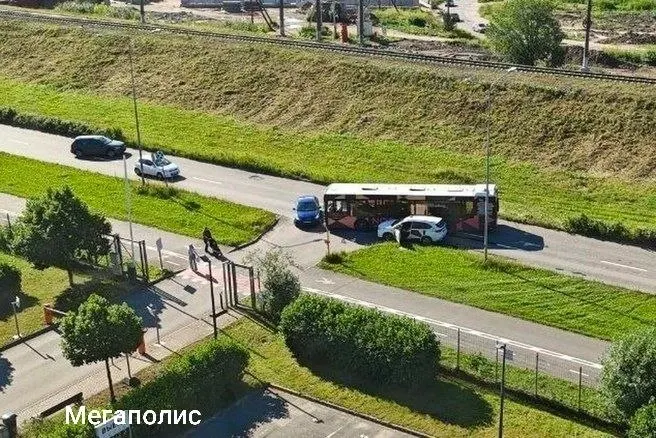 В разных районах города зафиксировали пять отдельных аварий с участием автобусов; серьёзных пробок не наблюдается.