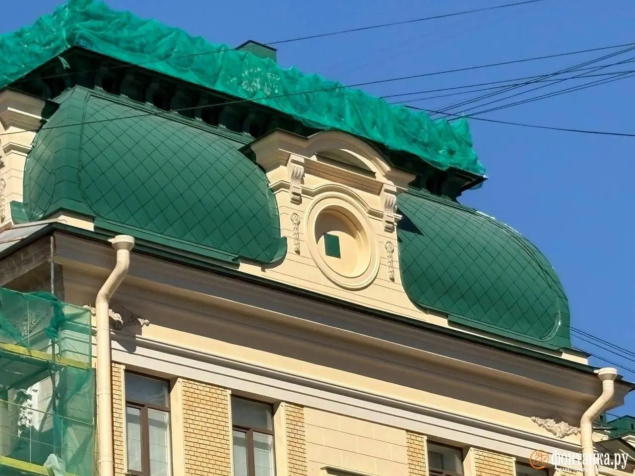 На здании Единоверческой церкви св. Николая в Петербурге демонтировали исторические часы: около 90% их исторических элементов утрачено. Циферблат вернут после реконструкции, изготовлением и запуском механизма займётся управляющая организация.