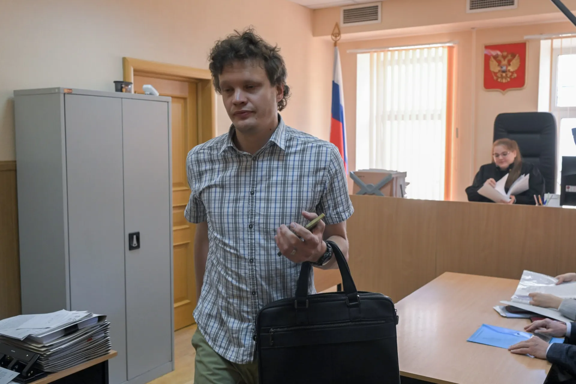 Городской Центр СПИД отказал выдавать препараты человеку без петербургской регистрации. Благотворительная больница выдала лекарство и оспаривает отказ в суде, ссылаясь на позицию Конституционного суда и постановления правительства.