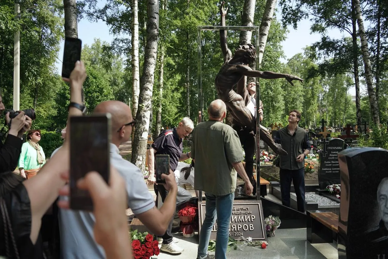 Памятник одному из премьеров Мариинского театра, Владимиру Шклярову, установили на Смоленском кладбище. Скульптор — Андрей Коробцов; часть средств собрали на благотворительном гала-концерте.