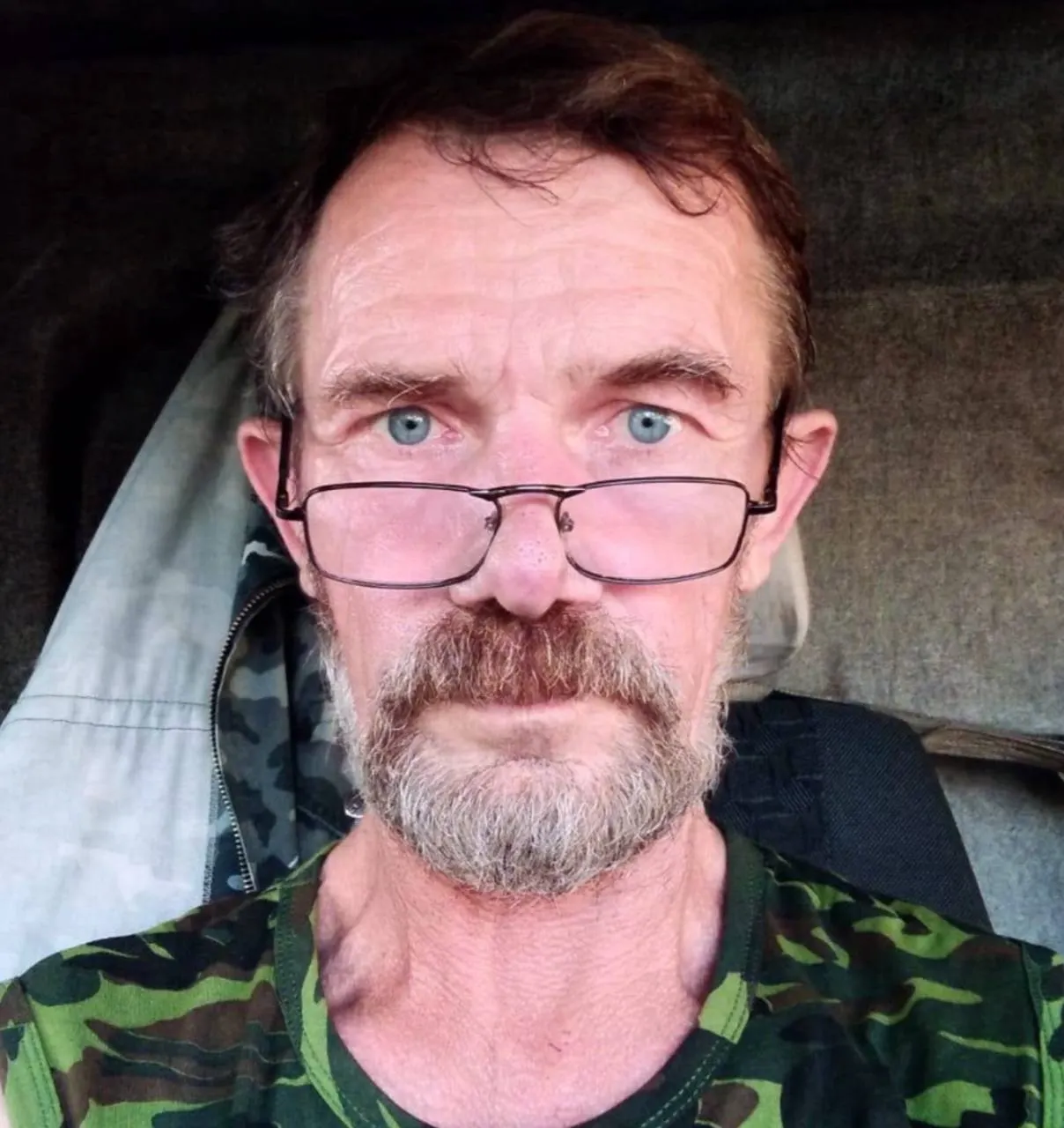Дочь утверждает, что 58‑летнего Юрия Хоменко обманом женили на незнакомке, затем отправили на СВО, где он получил ранения и умер; семья добивается возбуждения уголовного дела.