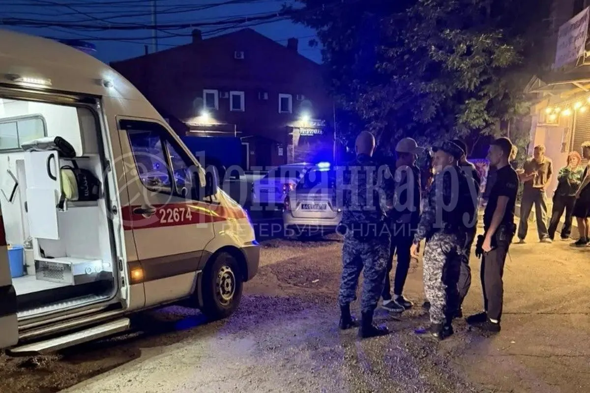 В баре на Лиговском проспекте произошла драка: один из посетителей ударил другого разбитым бокалом. Подозреваемого задержала Росгвардия, пострадавший госпитализирован.