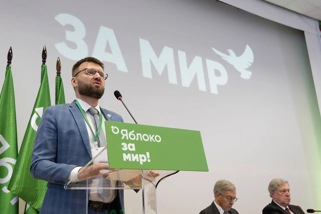 Отказ мотивирован «фактами ведения политической деятельности»: в список причин вошли поздравление на сайте партии, поездки в суд, возложение цветов и участие в видеоролике с бумажными самолётиками.