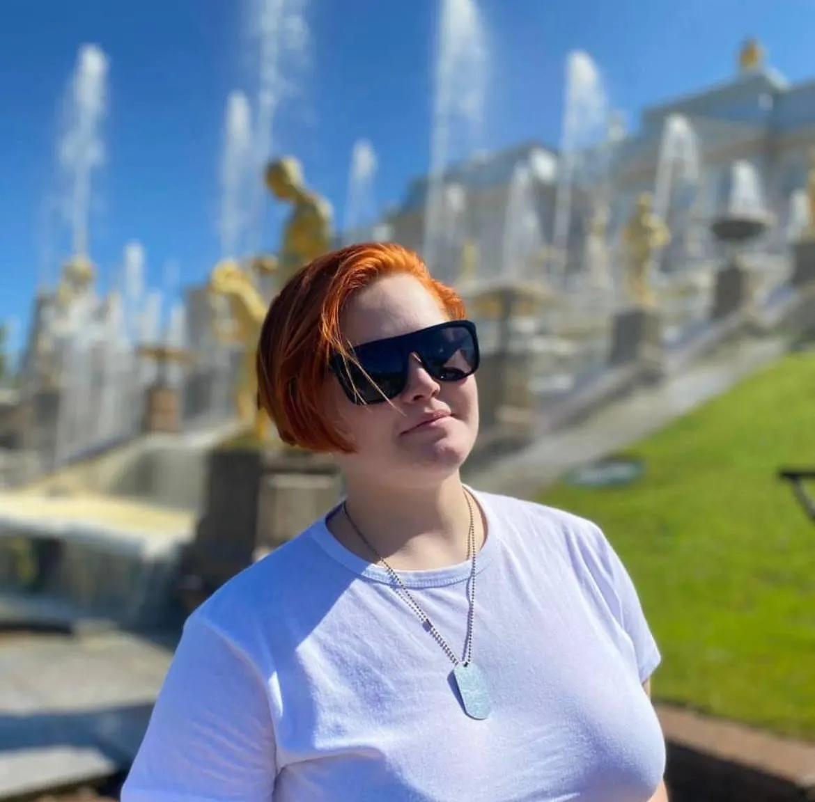 Активистку, которая оставила на плакатах в Петербурге надпись «Мир Украине», привезли из Турции в Москву, задержали в аэропорту и, по данным правозащитников, направляют в изолятор.