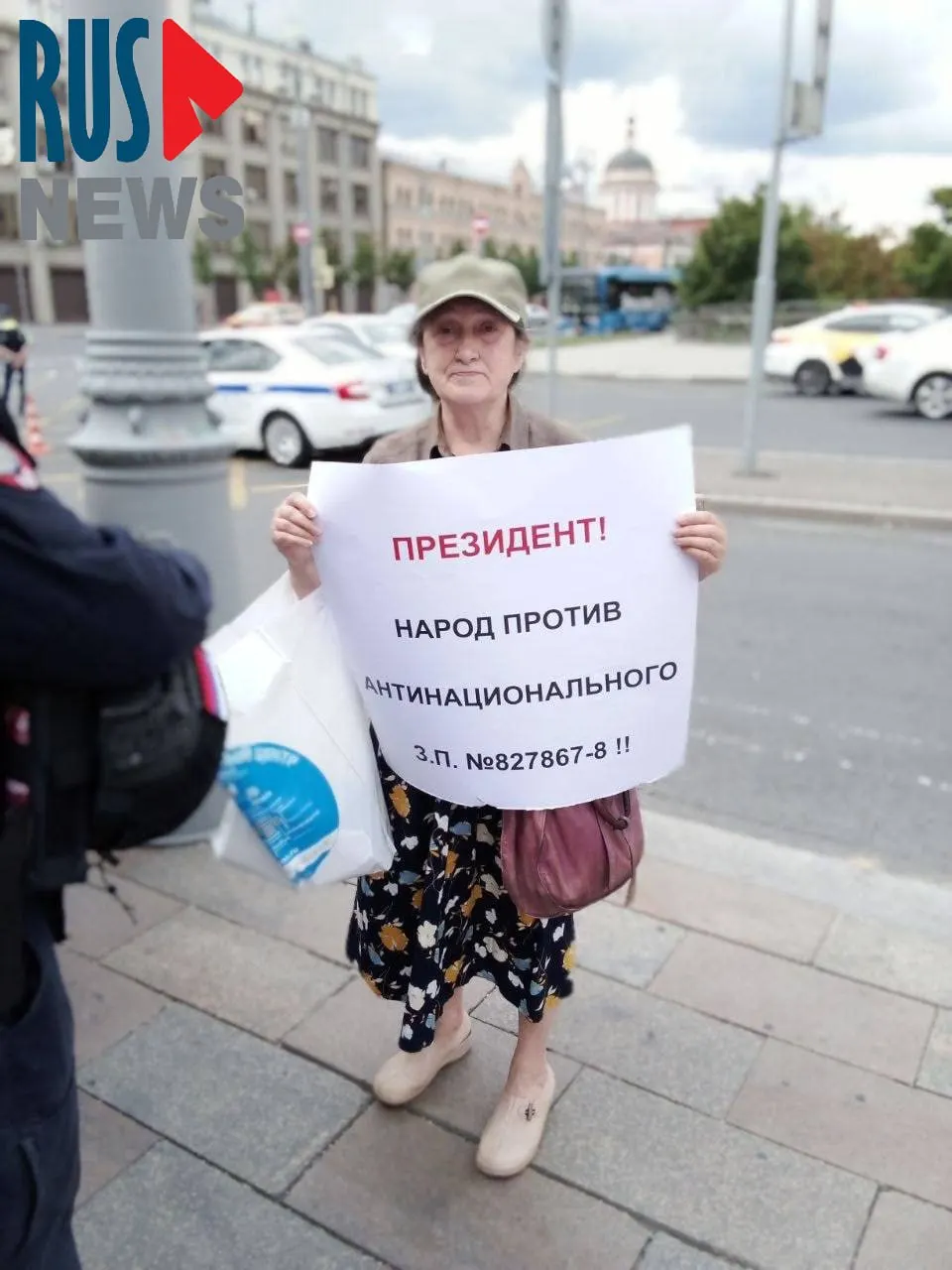 В центре столицы полицейские задержали Наталью Шамину — руководителя новосибирского отделения ВООПИК, вышедшую в одиночный пикет против законопроекта, предусматривающего передачу регионам права снимать памятники с государственной охраны.