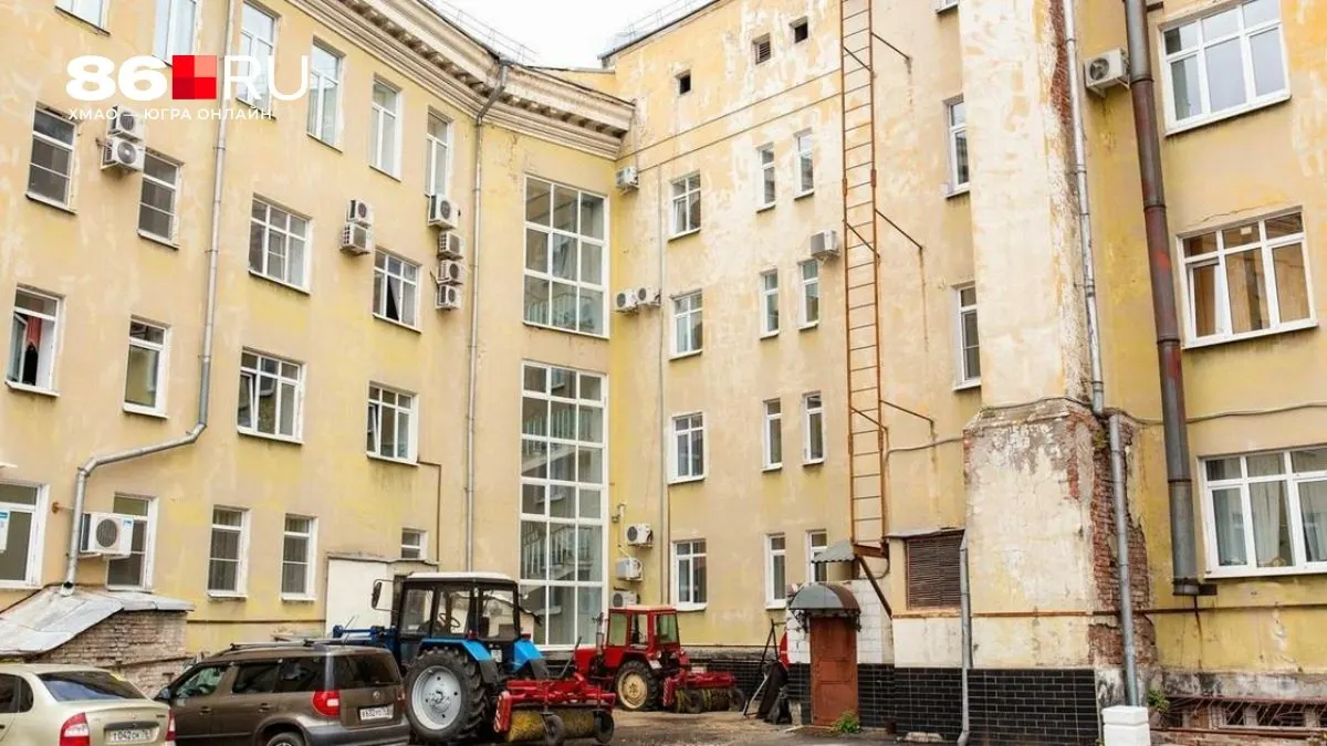 В Госдуме разъяснили, что решение о переустройстве придомовой территории, включая организацию парковки, принимается на общем собрании собственников жилья.