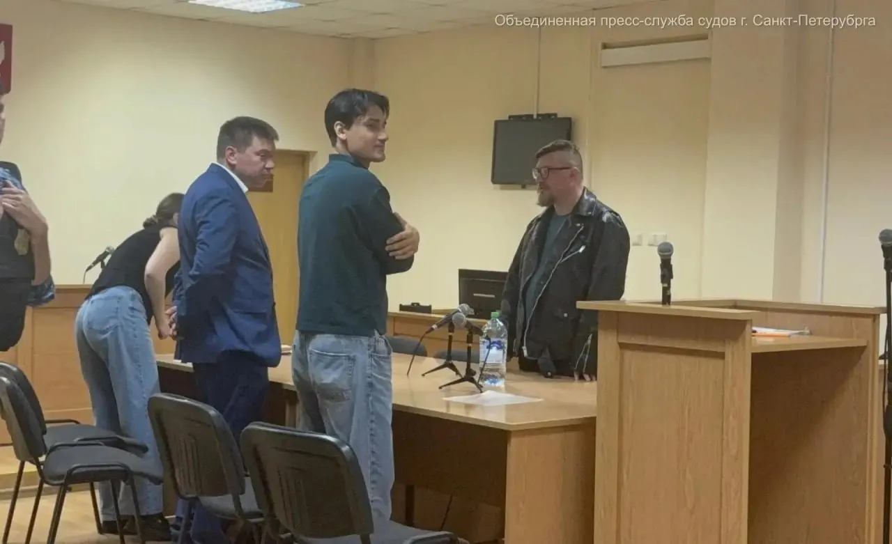 Смольнинский суд оставил в силе 10‑суточный арест главы фракции КПРФ в Заксобрании Ленинградской области Ивана Апостолевского по делу о демонстрации запрещённой символики — это автоматически лишает его права выдвигаться на выборах в течение года.