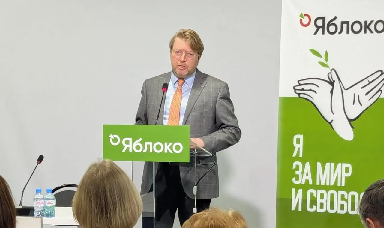 Суд подтвердил штраф Николаю Рыбакову за публикацию с изображением Алексея Навального; партия намерена обжаловать решение в Конституционном суде.