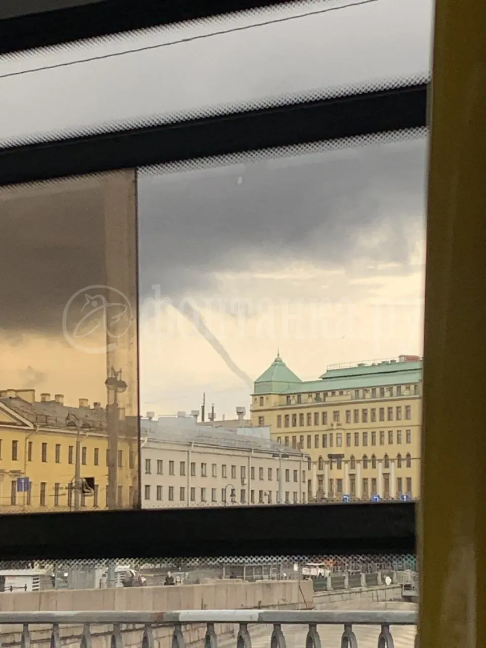 Очевидцы сняли смерч в Санкт-Петербурге — кадры сделаны на Васильевском острове и на улице Орджоникидзе. Официальной информации о пострадавших пока нет.