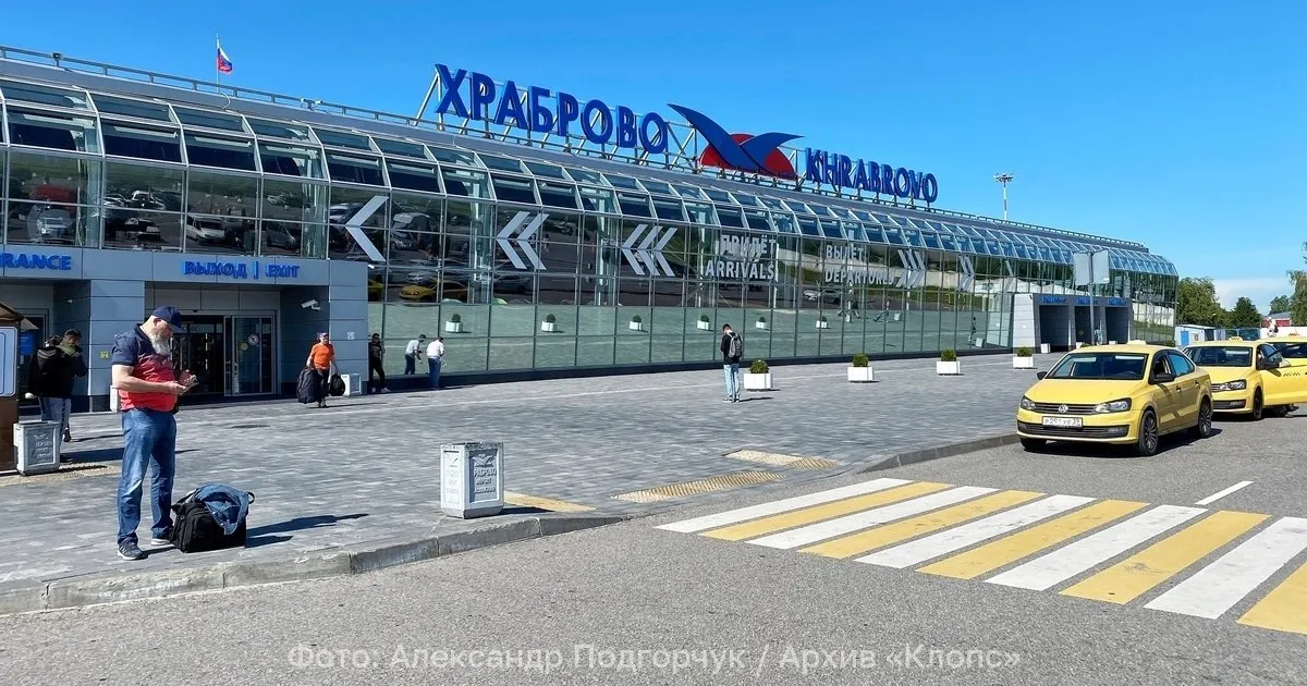 В аэропорту Храброво задерживаются 21 прилёт и 17 отправлений. Корректировки расписания связаны с временными ограничениями на использование воздушного пространства в ряде районов Ленинградской области, сообщили в Росавиации.