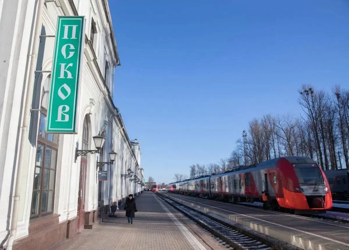 Депутат от Псковской области обратился к руководству ФПК с просьбой рассмотреть возможность наращивания провозных мощностей на маршрутах Псков — Санкт‑Петербург и Псков — Москва в периоды повышенного спроса.